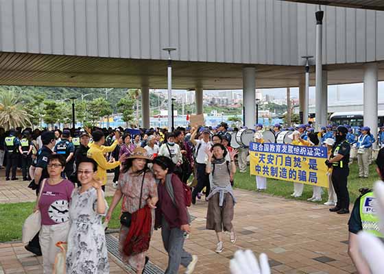 法輪功學員在濟州島向中國遊客講真相