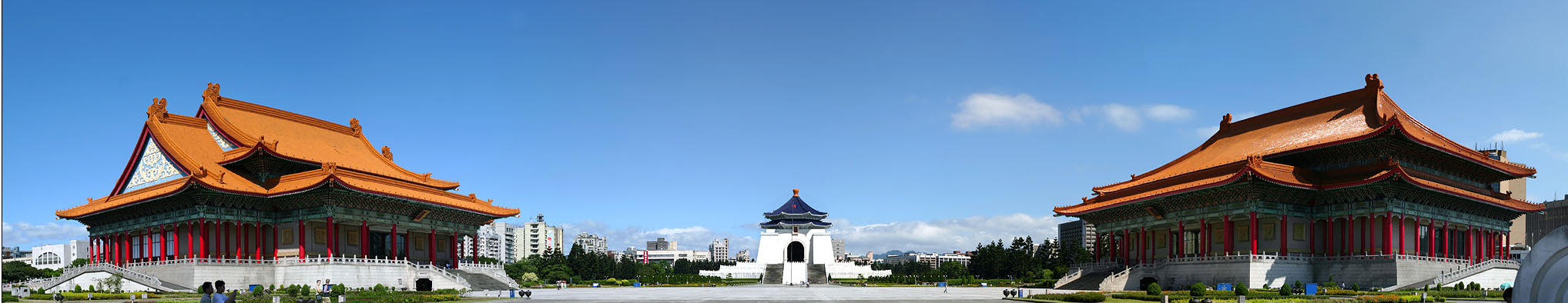 圖：自由廣場（中正廣場）的牌樓視角全景（公共領域）