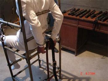 '酷刑演示：鐵椅子'