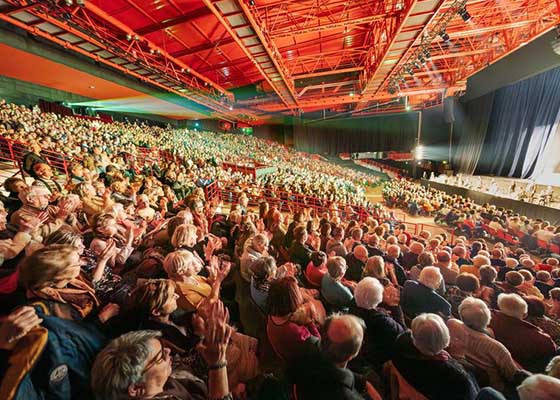 觀神韻迎新年　歐美亞觀眾感恩賜福